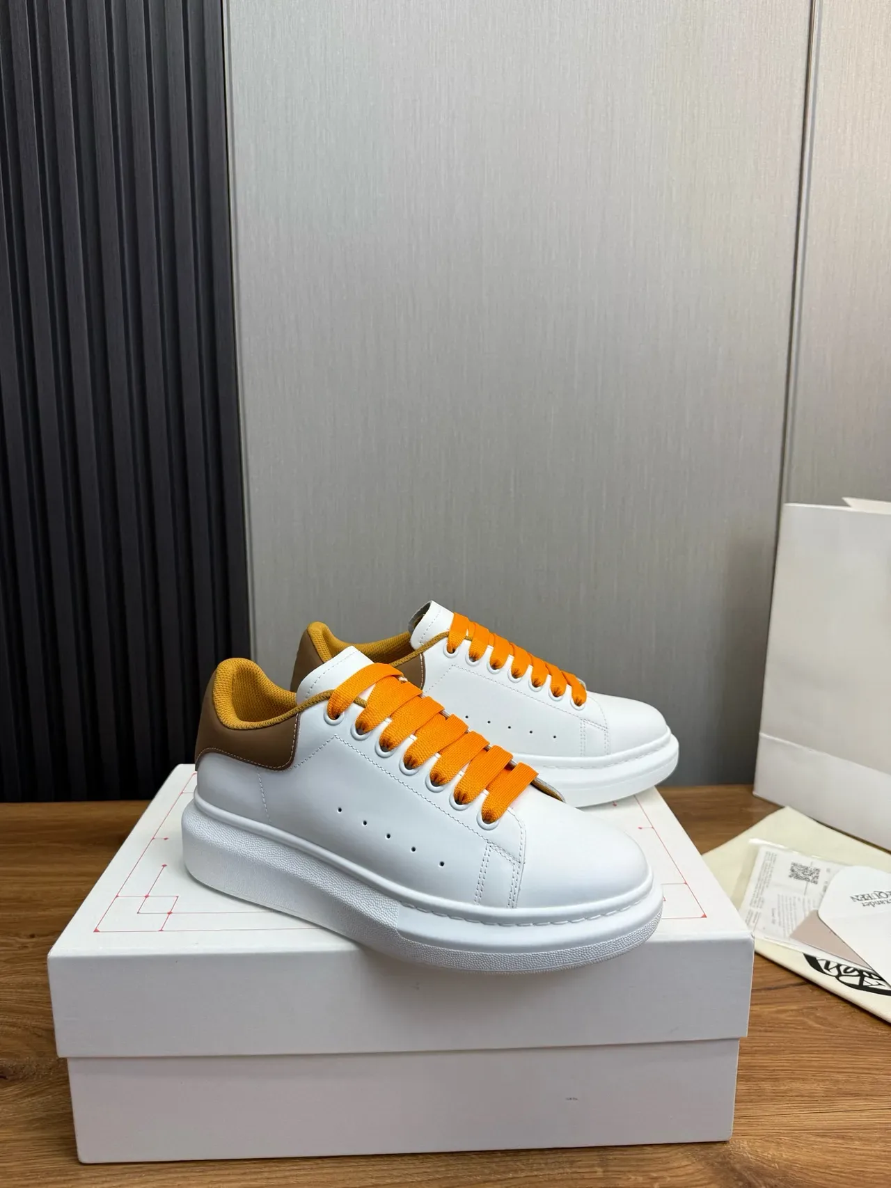 Alexander McQueen حذاء رياضي oversized أبيض بني فاتح برتقالي أحذية رياضية للأسلوب الحياة 4