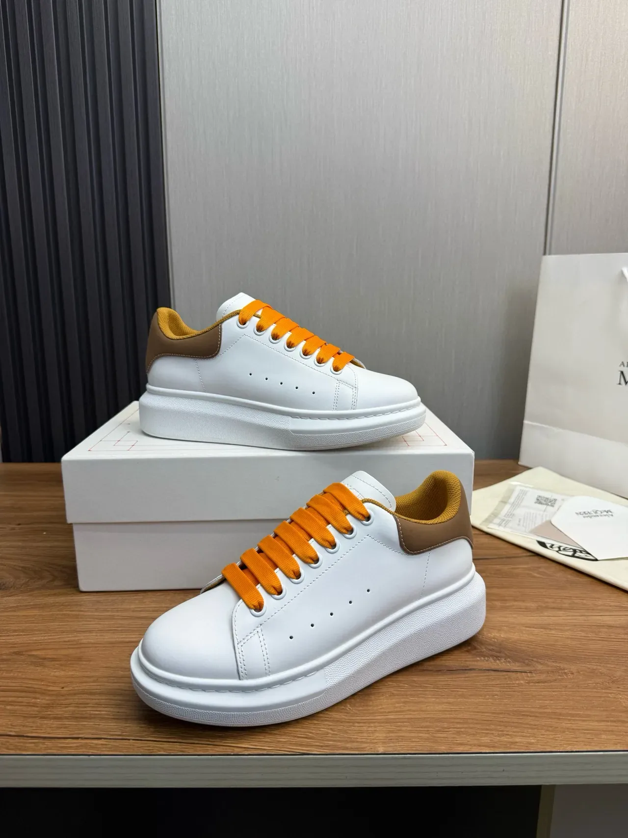 Alexander McQueen حذاء رياضي oversized أبيض بني فاتح برتقالي أحذية رياضية للأسلوب الحياة 5