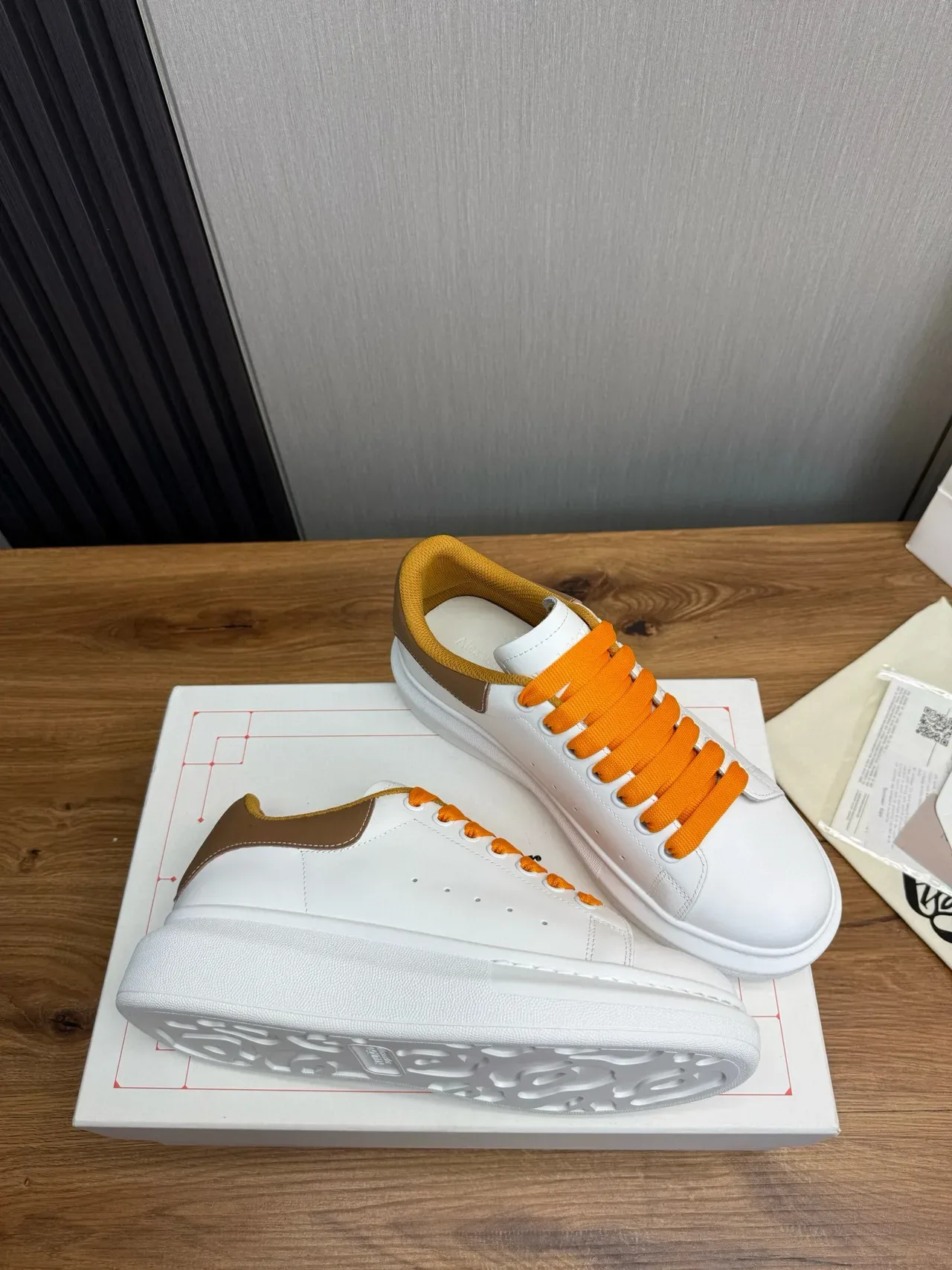 Alexander McQueen حذاء رياضي oversized أبيض بني فاتح برتقالي أحذية رياضية للأسلوب الحياة 6