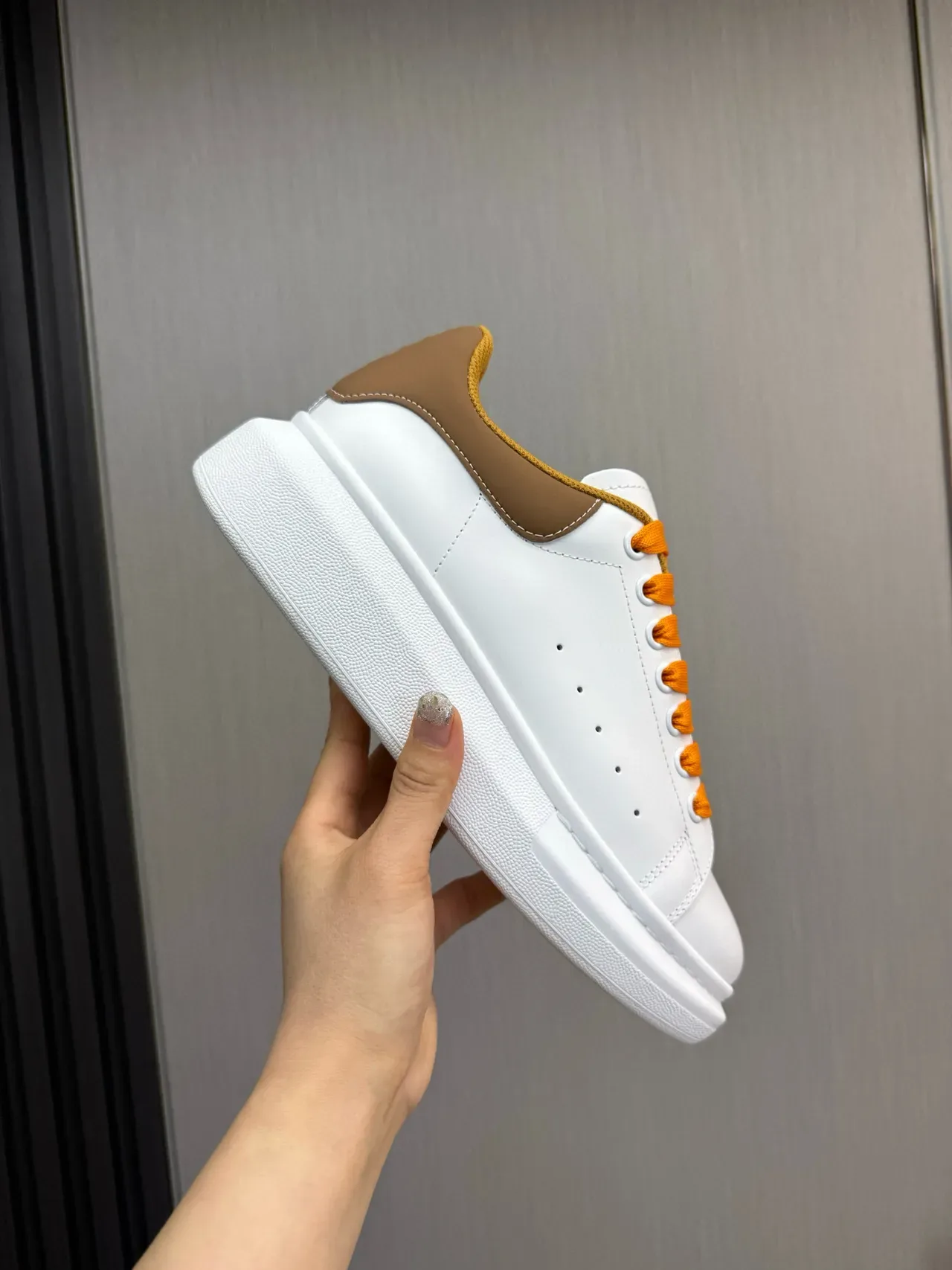 Alexander McQueen حذاء رياضي oversized أبيض بني فاتح برتقالي أحذية رياضية للأسلوب الحياة 7