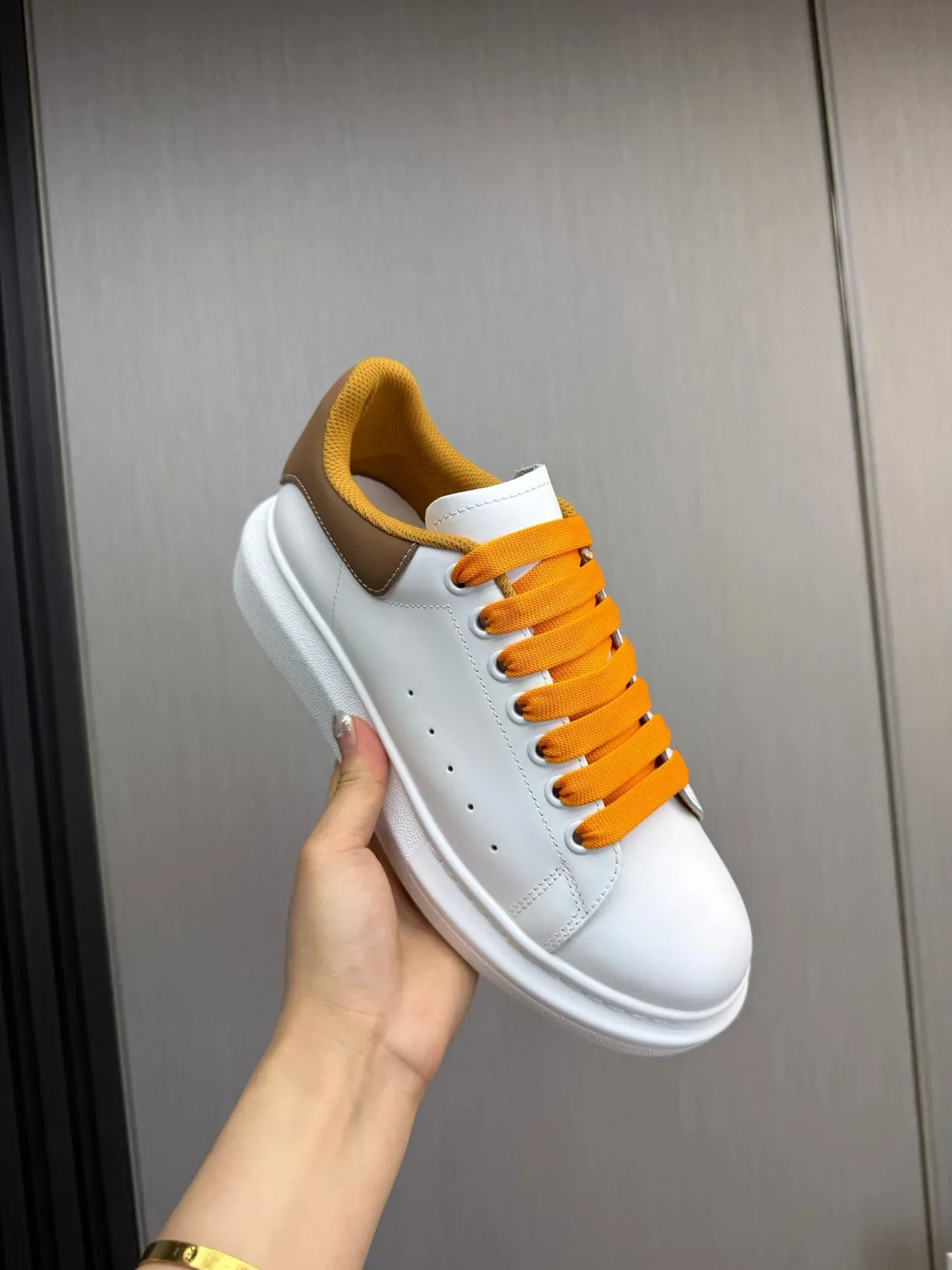 Alexander McQueen حذاء رياضي oversized أبيض بني فاتح برتقالي أحذية رياضية للأسلوب الحياة 8