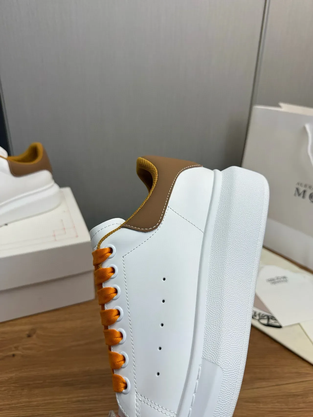 Alexander McQueen حذاء رياضي oversized أبيض بني فاتح برتقالي أحذية رياضية للأسلوب الحياة 9
