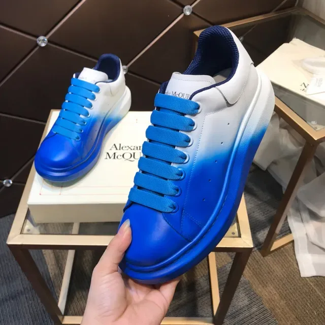 Alexander McQueen حذاء سنيكرز أوفرسايز تدرج أبيض إلى أزرق lifestyle 2