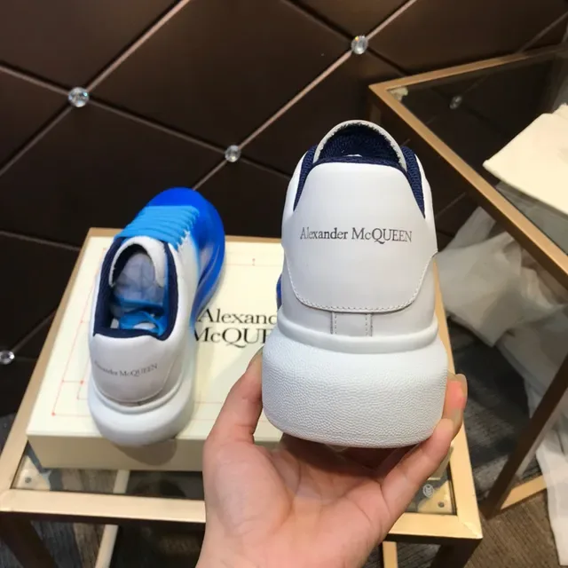 Alexander McQueen حذاء سنيكرز أوفرسايز تدرج أبيض إلى أزرق lifestyle 5