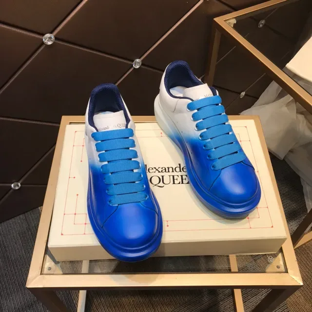 Alexander McQueen حذاء سنيكرز أوفرسايز تدرج أبيض إلى أزرق lifestyle 6