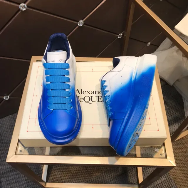 Alexander McQueen حذاء سنيكرز أوفرسايز تدرج أبيض إلى أزرق lifestyle 7