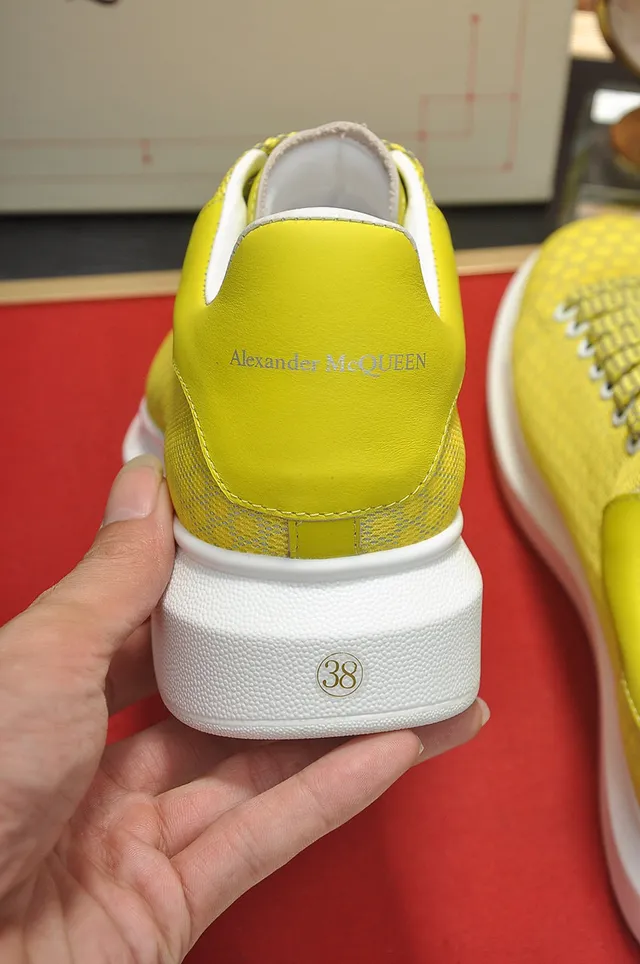 Alexander McQueen Tênis oversized amarelos com tecido texturizado lifestyle sneakers 3