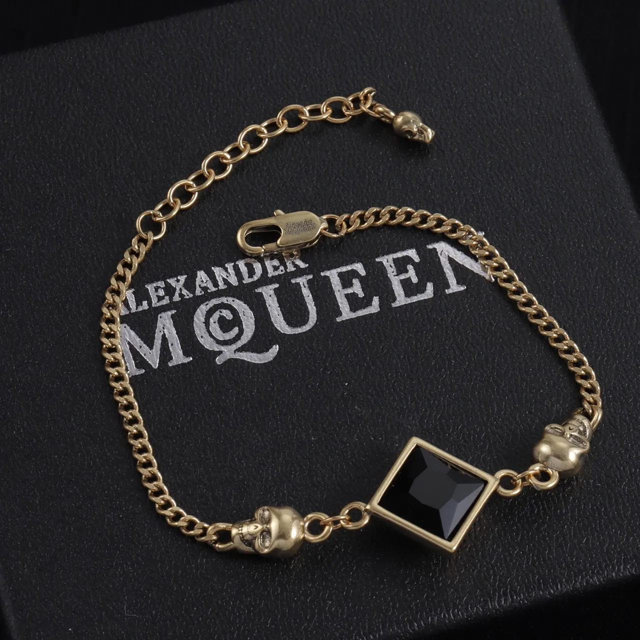 Alexander McQueen Pulseira quadrada com caveira e cristal ouro preto 2