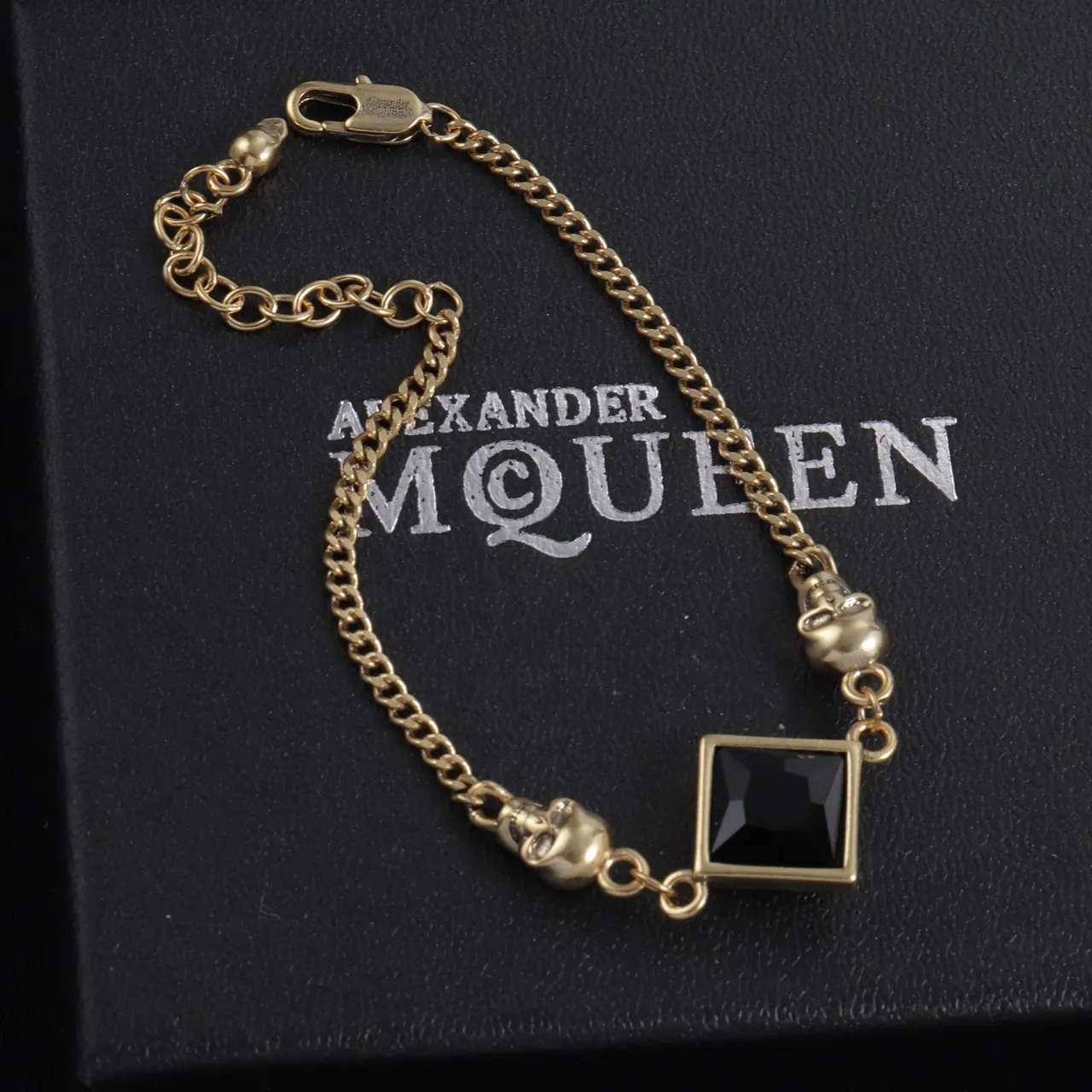 Alexander McQueen Pulseira quadrada com caveira e cristal ouro preto 3