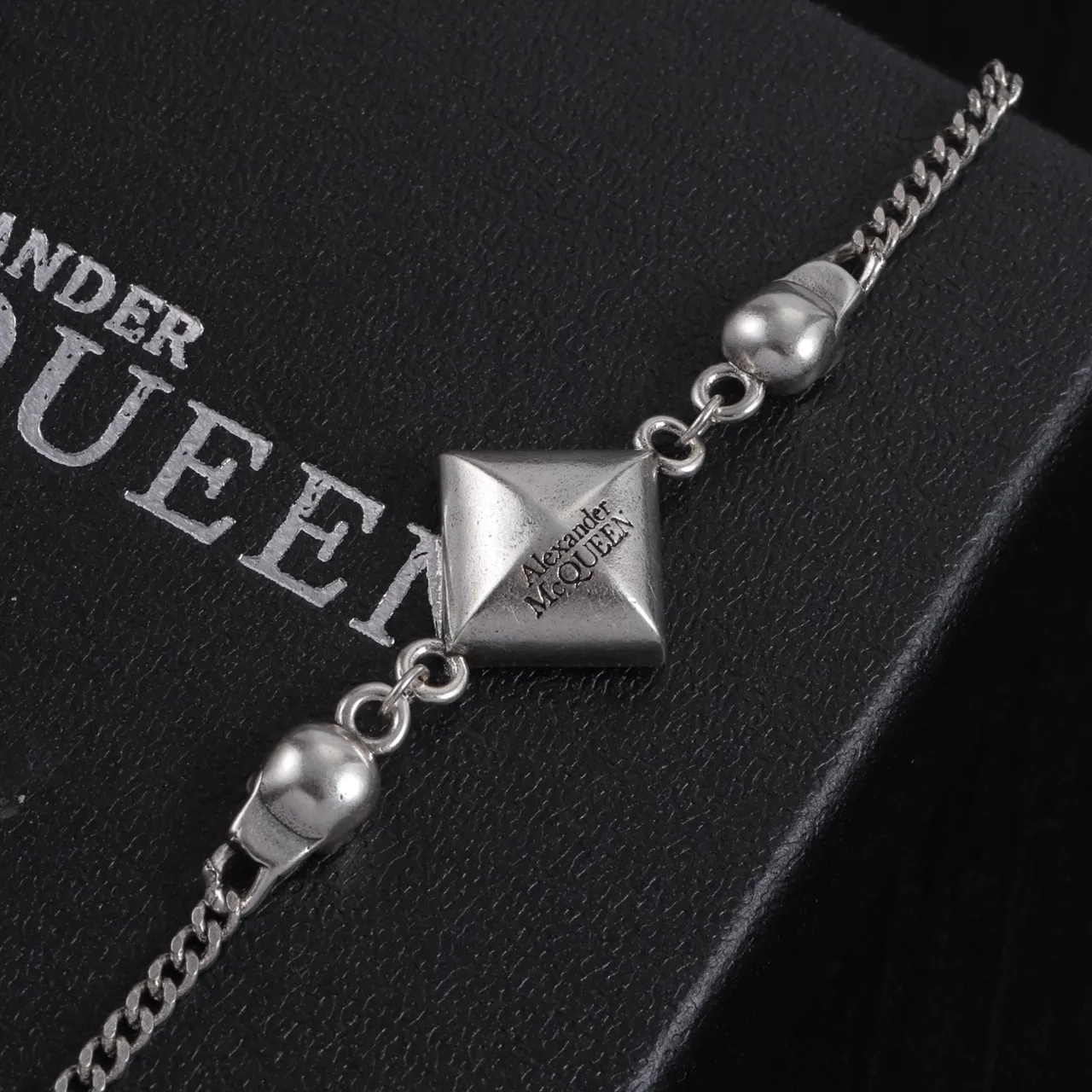 Alexander McQueen Pulseira quadrada com caveira e cristal ouro preto 4