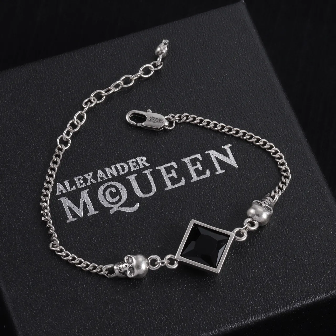 Alexander McQueen Pulseira quadrada com caveira e cristal ouro preto 5