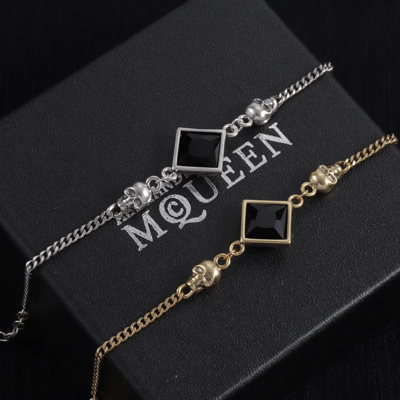 Alexander McQueen Pulseira quadrada com caveira e cristal ouro preto 6