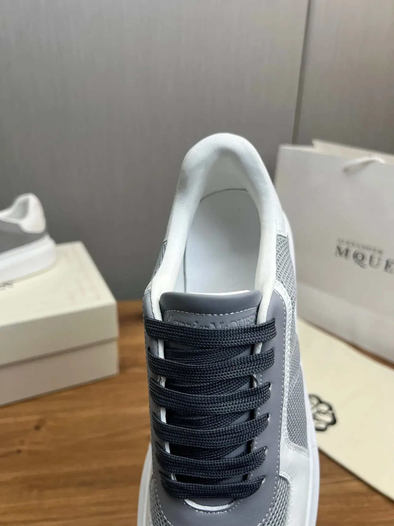Alexander McQueen সাদা ধূসর অতিবড় প্ল্যাটফর্ম সোল মেশ এবং স্মুথ লেদার প্যানেলিং লাইফস্টাইল স্নিকার 2