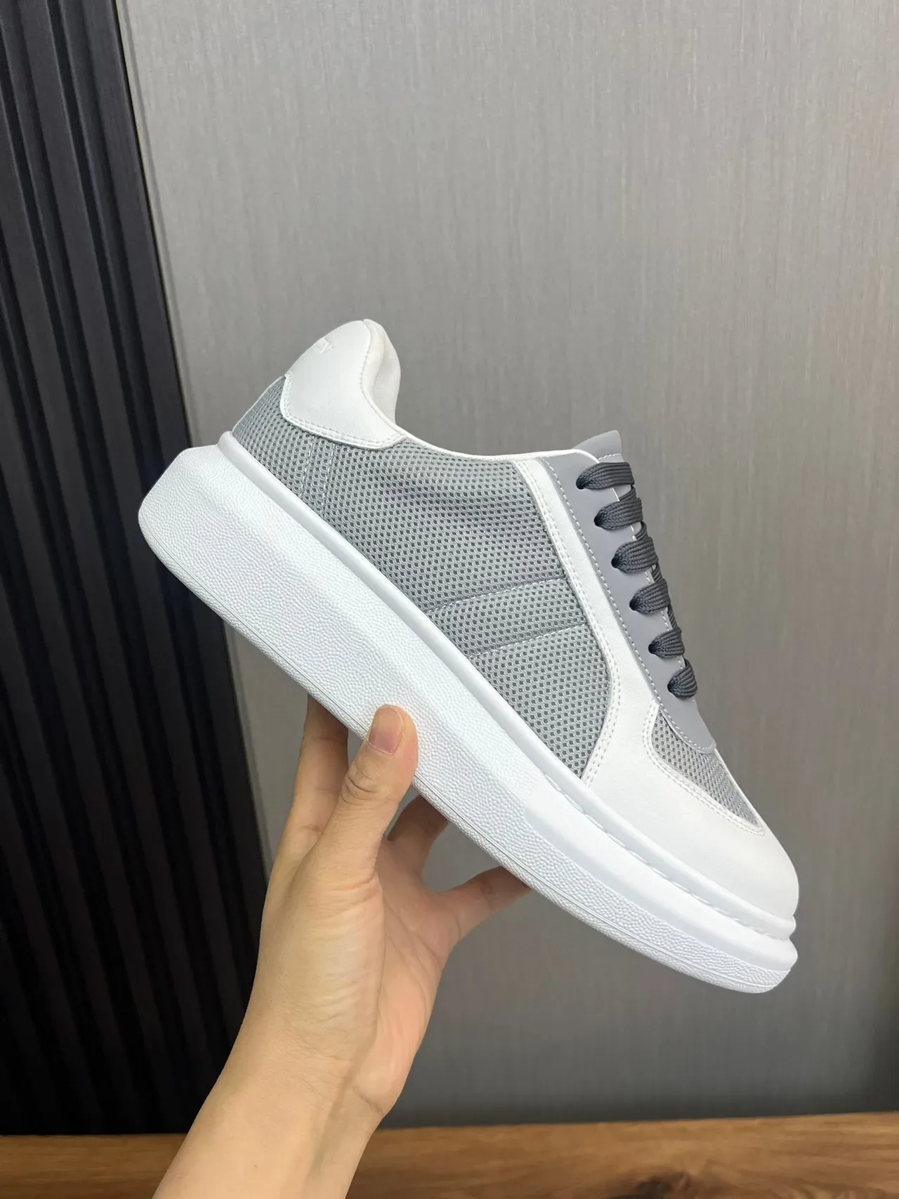 Alexander McQueen সাদা ধূসর অতিবড় প্ল্যাটফর্ম সোল মেশ এবং স্মুথ লেদার প্যানেলিং লাইফস্টাইল স্নিকার 3
