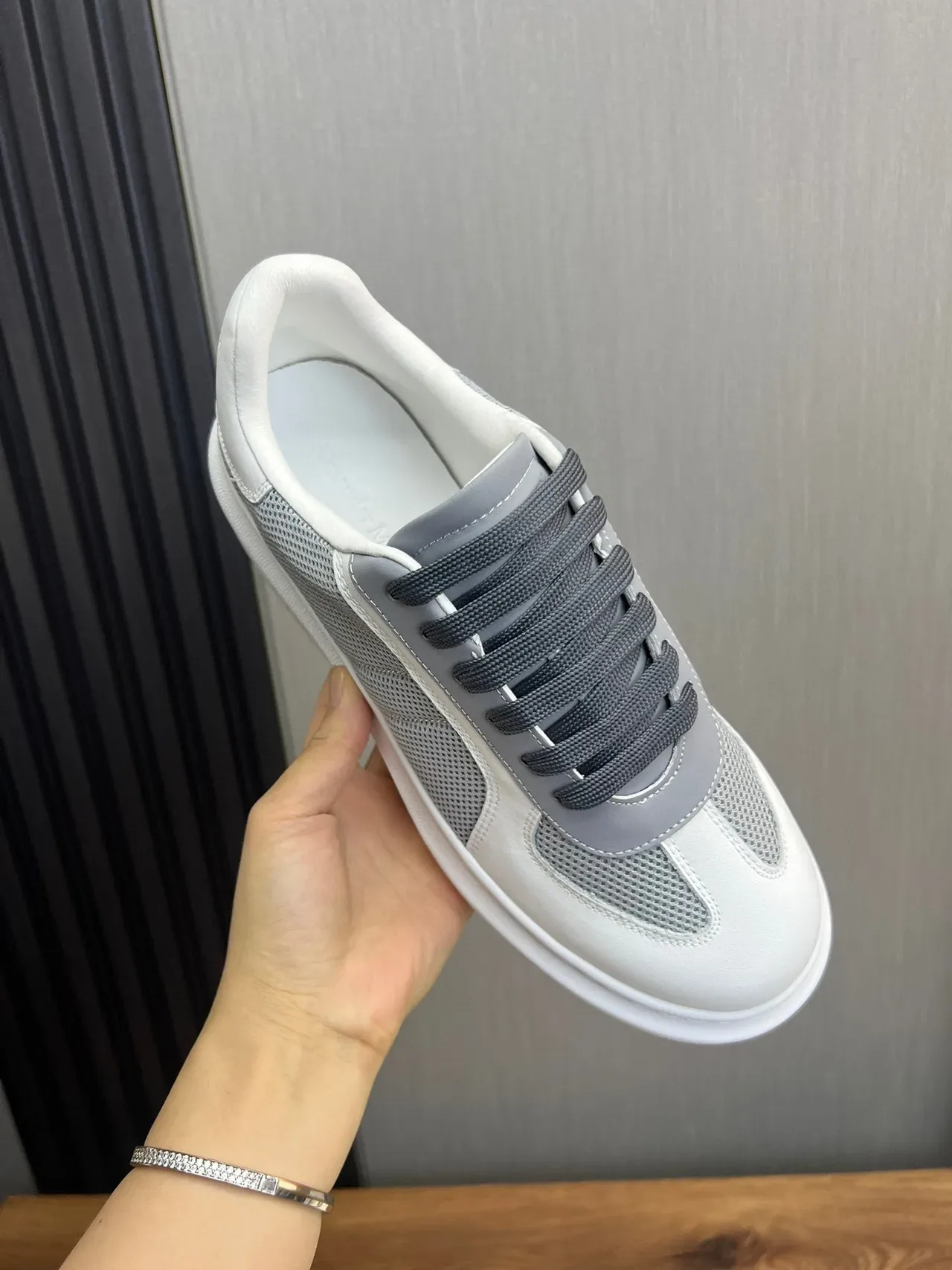 Alexander McQueen সাদা ধূসর অতিবড় প্ল্যাটফর্ম সোল মেশ এবং স্মুথ লেদার প্যানেলিং লাইফস্টাইল স্নিকার 4