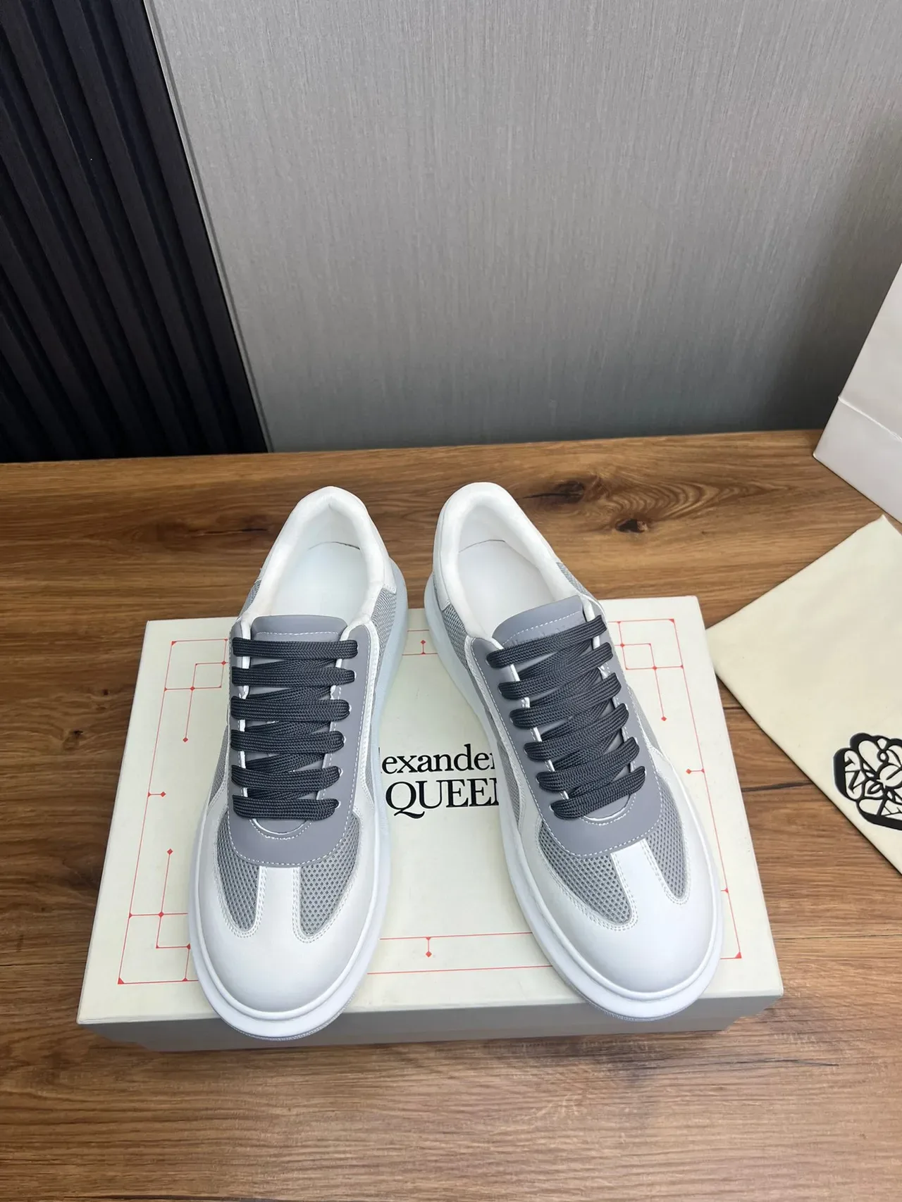 Alexander McQueen সাদা ধূসর অতিবড় প্ল্যাটফর্ম সোল মেশ এবং স্মুথ লেদার প্যানেলিং লাইফস্টাইল স্নিকার 6
