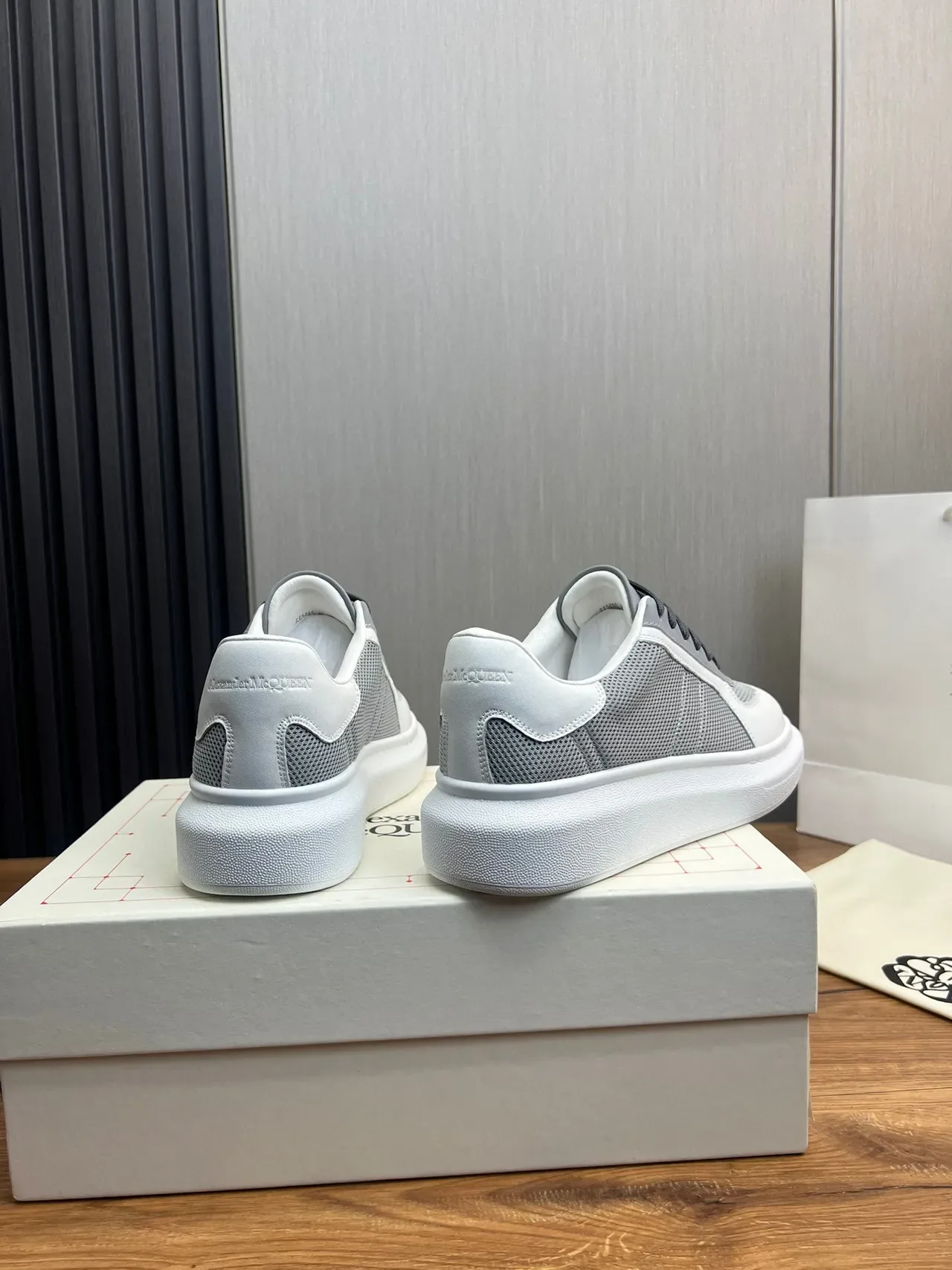 Alexander McQueen সাদা ধূসর অতিবড় প্ল্যাটফর্ম সোল মেশ এবং স্মুথ লেদার প্যানেলিং লাইফস্টাইল স্নিকার 7