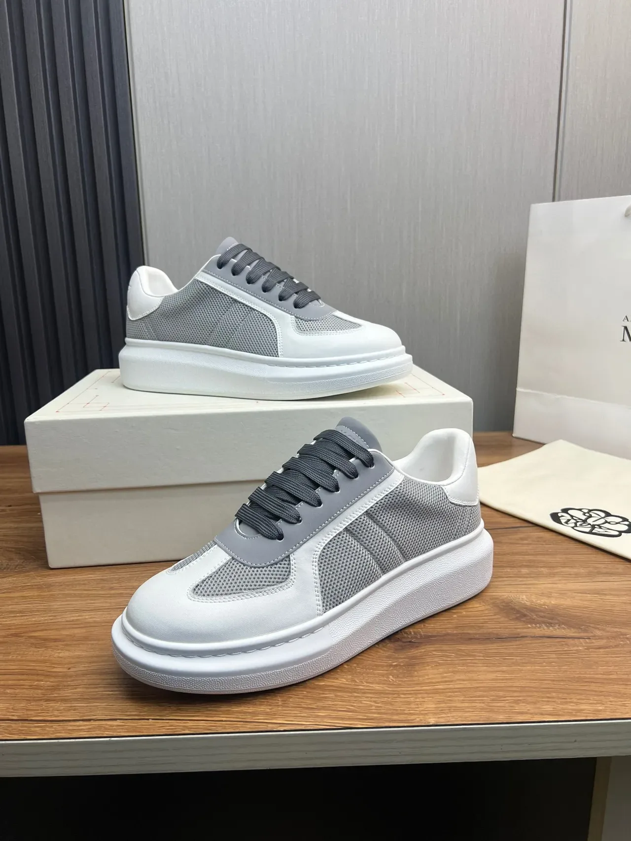 Alexander McQueen সাদা ধূসর অতিবড় প্ল্যাটফর্ম সোল মেশ এবং স্মুথ লেদার প্যানেলিং লাইফস্টাইল স্নিকার 8