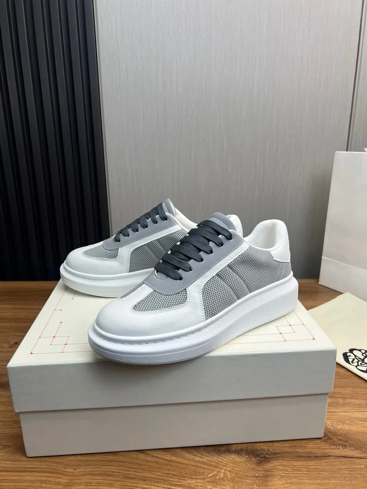 Alexander McQueen সাদা ধূসর অতিবড় প্ল্যাটফর্ম সোল মেশ এবং স্মুথ লেদার প্যানেলিং লাইফস্টাইল স্নিকার 9