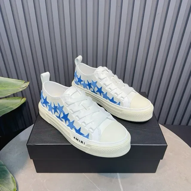 Amiri MA Court sneakers lifestyle blanc et bleu étoile 3