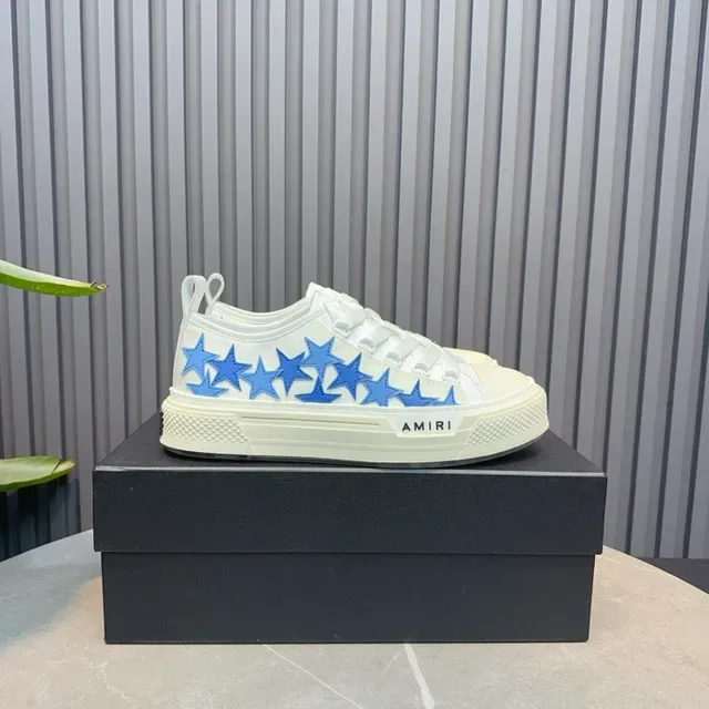 Amiri MA Court sneakers lifestyle blanc et bleu étoile 9