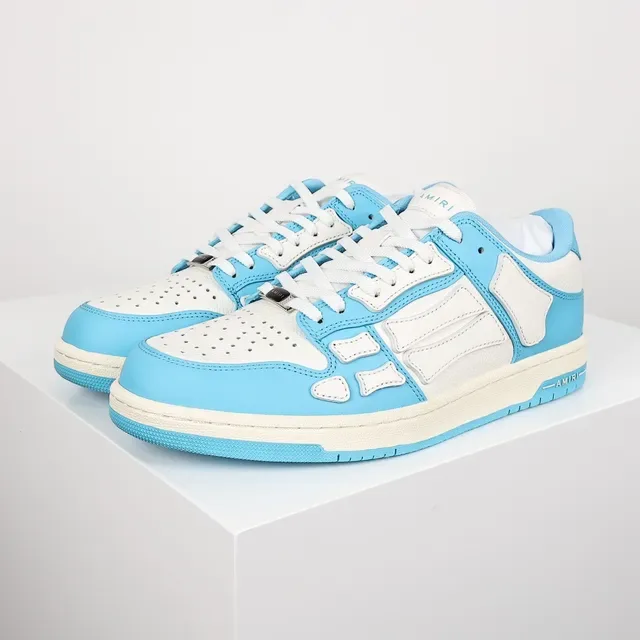 Amiri Skel Top Low baskets lifestyle bleu ciel et blanc 2