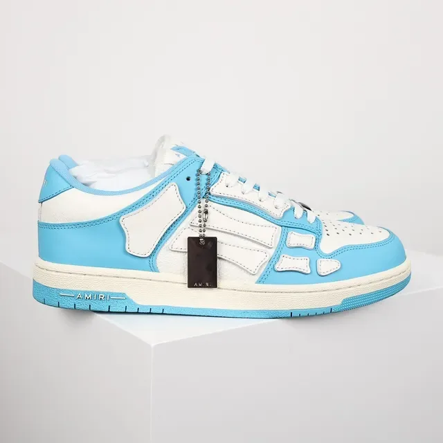 Amiri Skel Top Low baskets lifestyle bleu ciel et blanc 3