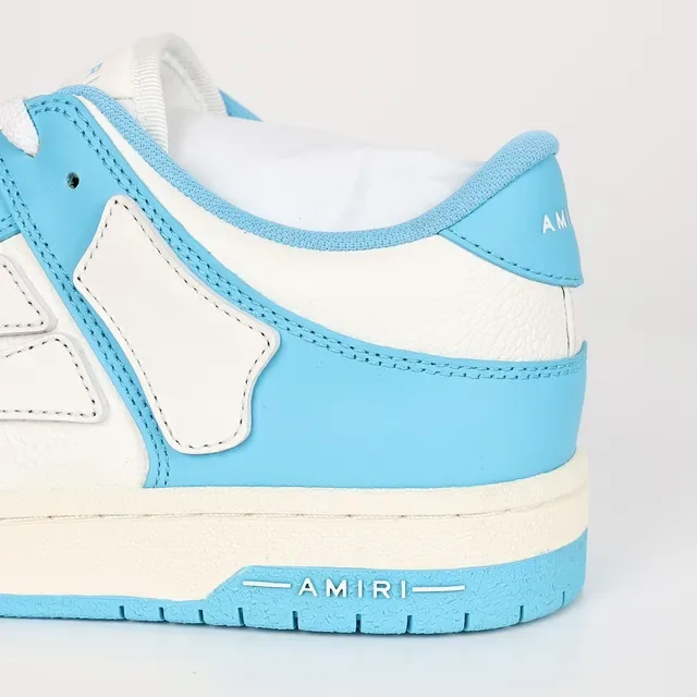 Amiri Skel Top Low baskets lifestyle bleu ciel et blanc 4