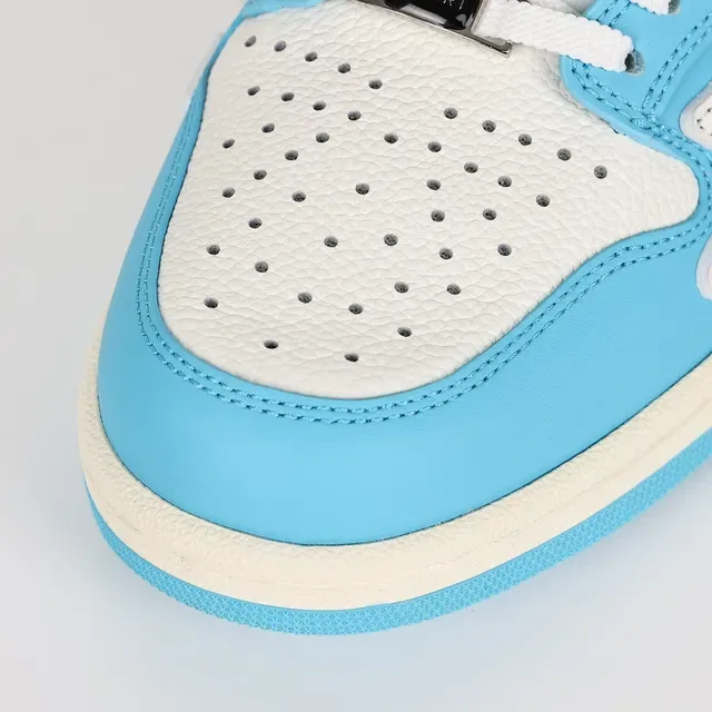 Amiri Skel Top Low baskets lifestyle bleu ciel et blanc 5