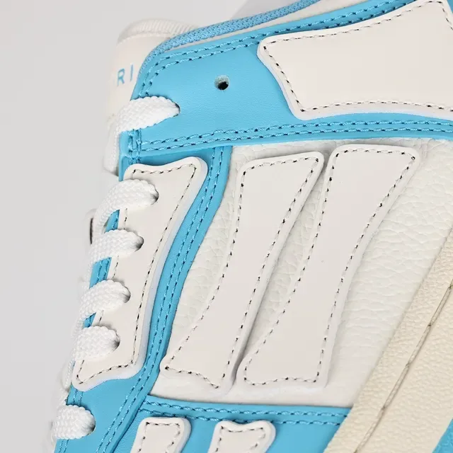 Amiri Skel Top Low baskets lifestyle bleu ciel et blanc 6