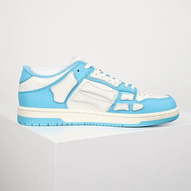 Amiri Skel Top Low baskets lifestyle bleu ciel et blanc 7