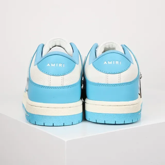Amiri Skel Top Low baskets lifestyle bleu ciel et blanc 8