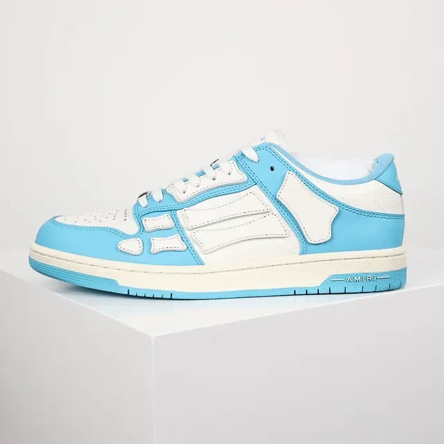 Amiri Skel Top Low baskets lifestyle bleu ciel et blanc 9
