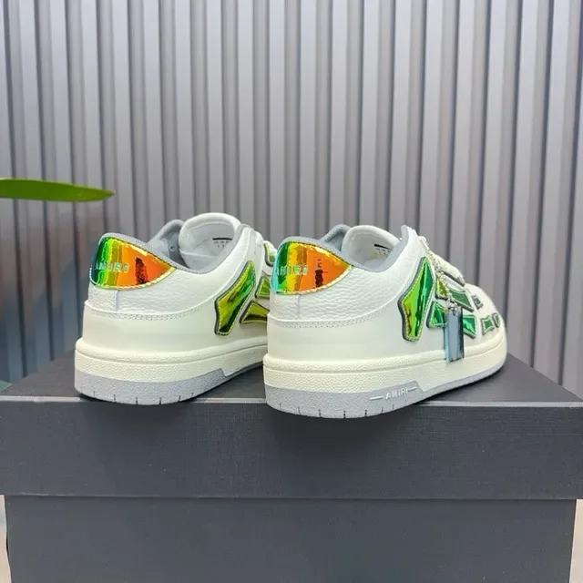 Amiri Skel Top baskets lifestyle blanches oranges iridescentes 5