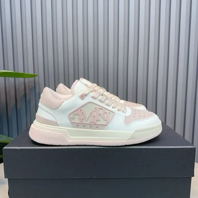 Amiri Tênis lifestyle branco e rosa low-top com perfurações na ponta 2
