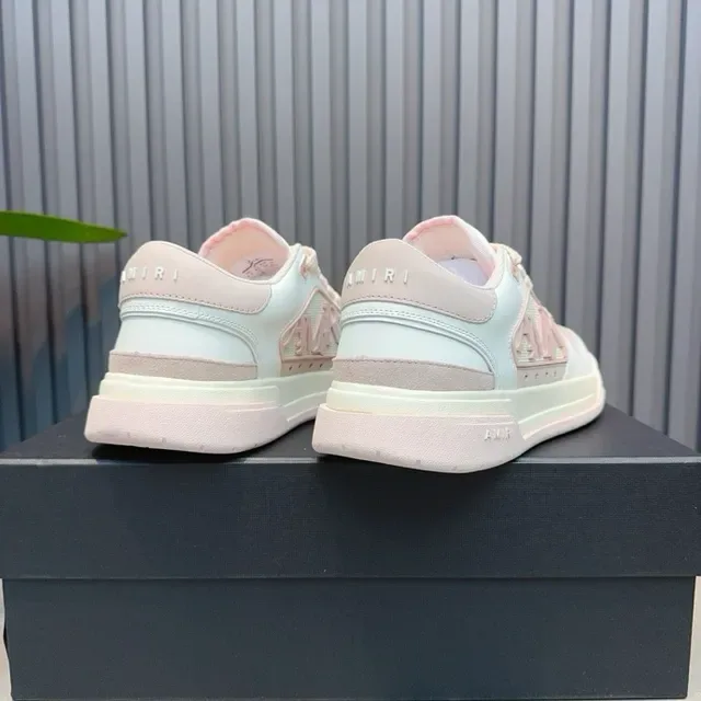 Amiri Tênis lifestyle branco e rosa low-top com perfurações na ponta 3