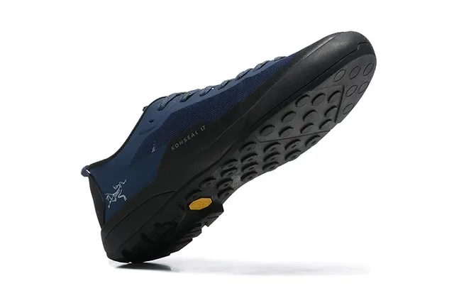 Arc'teryx Konseal LT noires baskets lifestyle 4