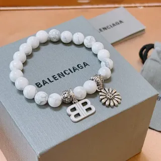 سوارة Balenciaga B-Bead بحجر أبيض ماربل وتعليقات بنغمة فضية