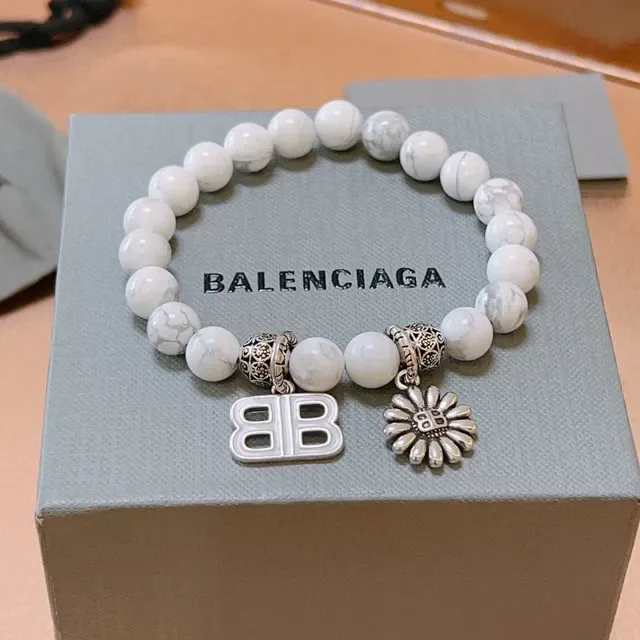 سوارة Balenciaga B-Bead بحجر أبيض ماربل وتعليقات بنغمة فضية 2