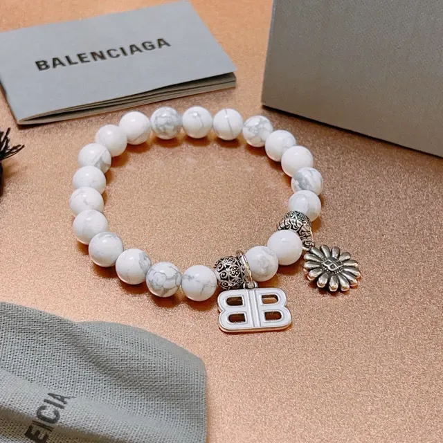 سوارة Balenciaga B-Bead بحجر أبيض ماربل وتعليقات بنغمة فضية 3