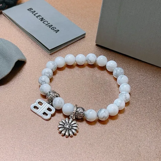 سوارة Balenciaga B-Bead بحجر أبيض ماربل وتعليقات بنغمة فضية 4