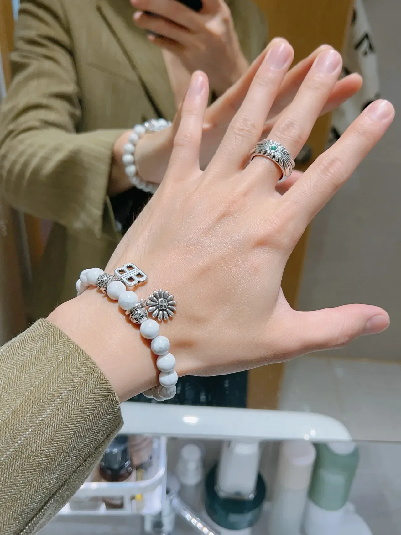 سوارة Balenciaga B-Bead بحجر أبيض ماربل وتعليقات بنغمة فضية 5