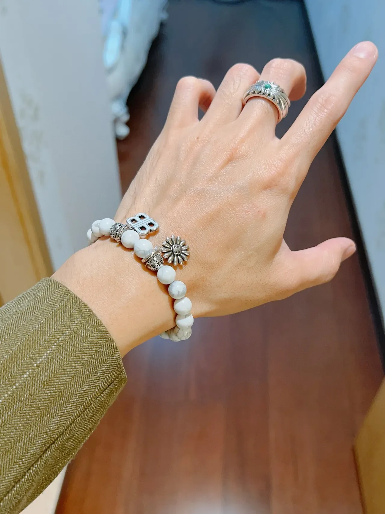سوارة Balenciaga B-Bead بحجر أبيض ماربل وتعليقات بنغمة فضية 6