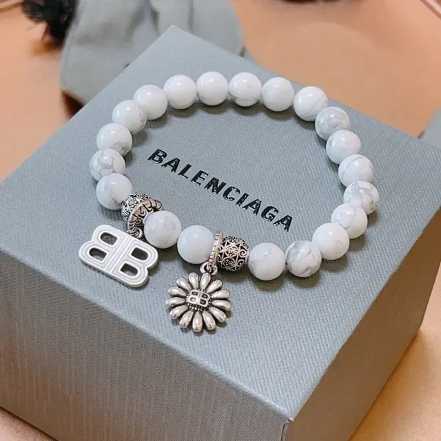 سوارة Balenciaga B-Bead بحجر أبيض ماربل وتعليقات بنغمة فضية 7
