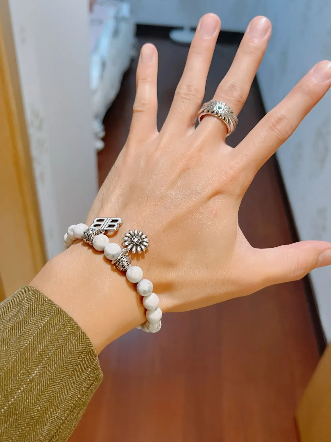 سوارة Balenciaga B-Bead بحجر أبيض ماربل وتعليقات بنغمة فضية 8