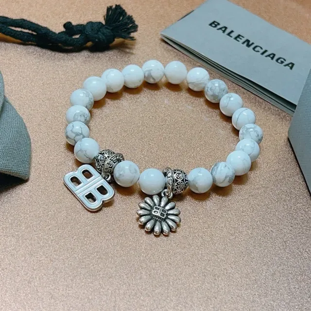 سوارة Balenciaga B-Bead بحجر أبيض ماربل وتعليقات بنغمة فضية 9