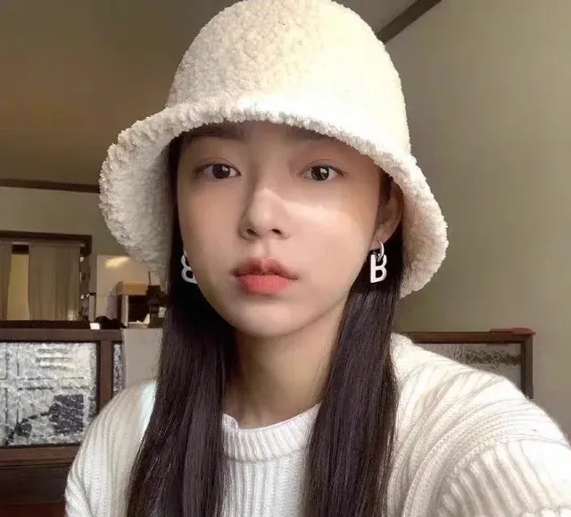 Balenciaga B Logo Hoop Brincos Prata Branco Metálico Letra 8