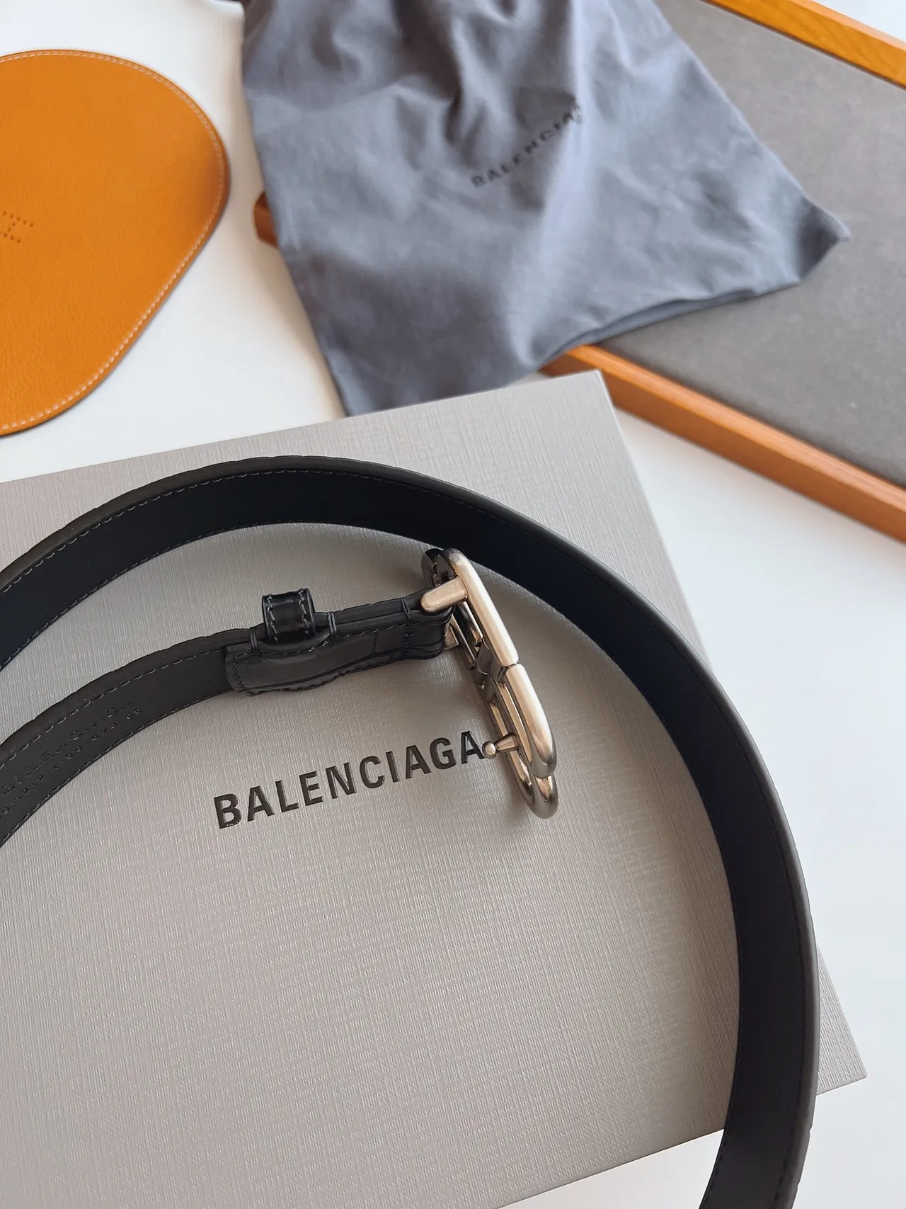 Balenciaga BB Belt Ceinture en cuir de crocodile noir brillant 3