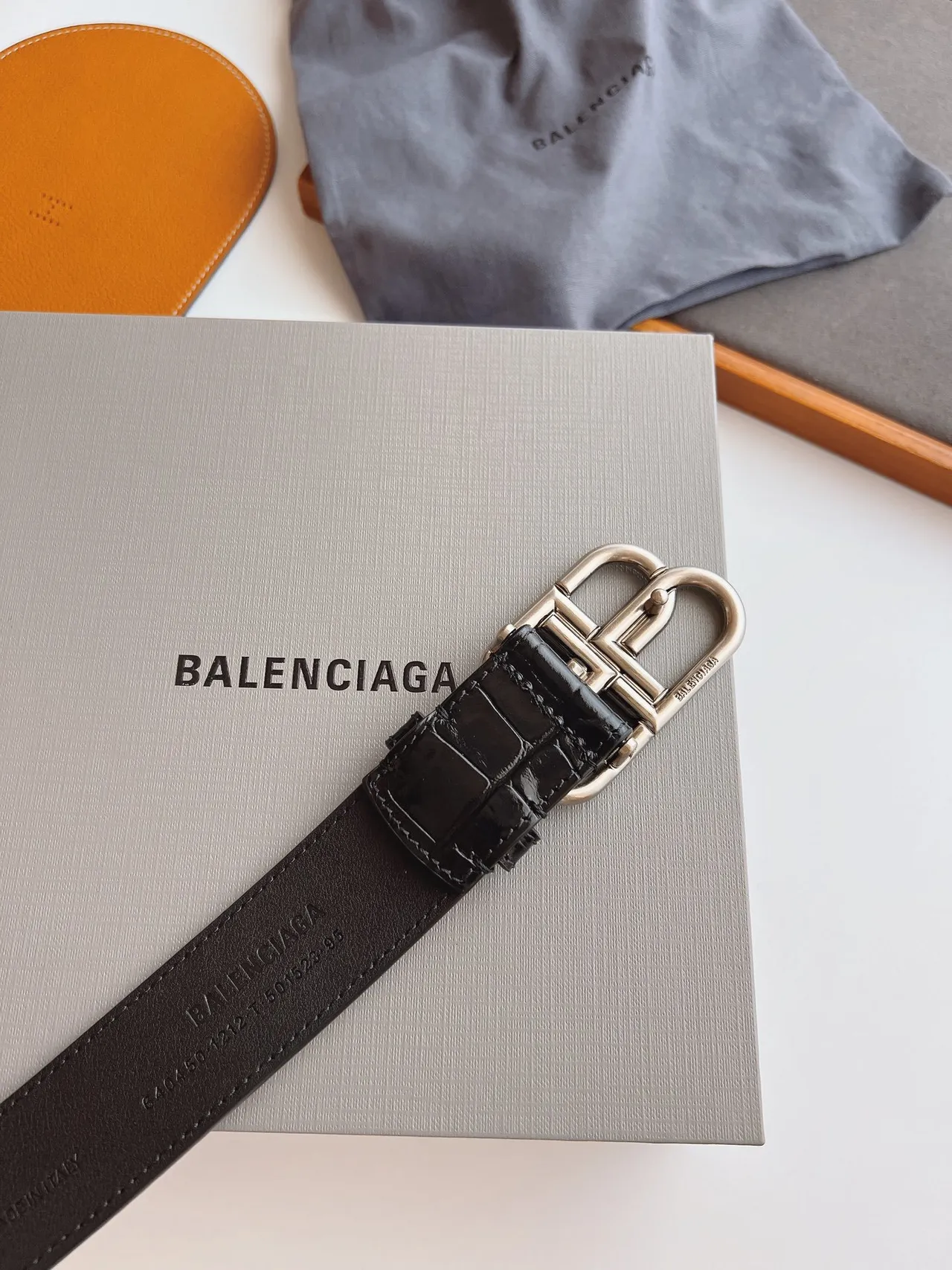 Balenciaga BB Belt Ceinture en cuir de crocodile noir brillant 4