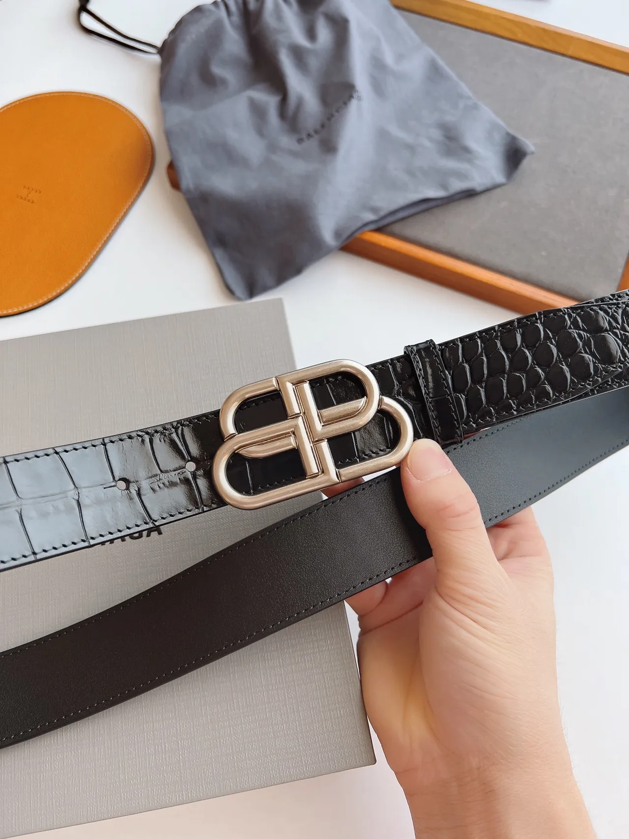 Balenciaga BB Belt Ceinture en cuir de crocodile noir brillant 7